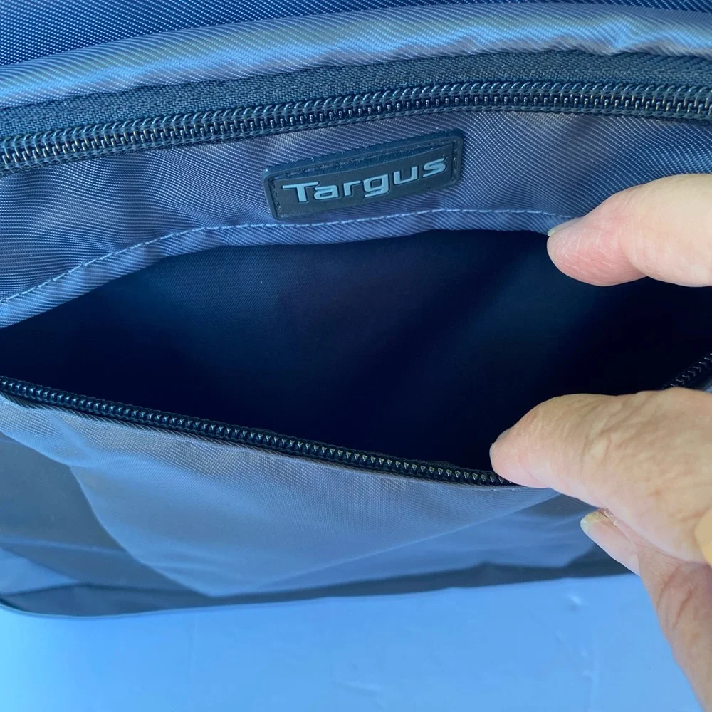 Targus - Black polyester slim laptop, gray trim briefcase 15.6”W/13”H/4” handle